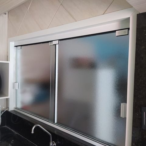 Divisória de vidro jateado na cozinha