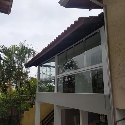 Fachada com sacadas envidraçadas