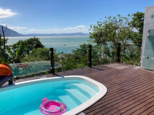 Guarda-corpo de vidro em deck de piscina