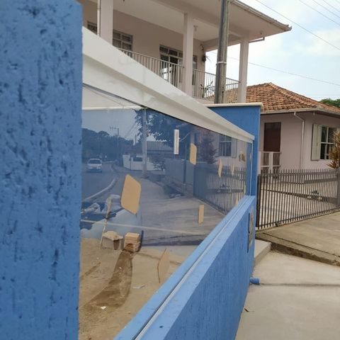 Guarda-corpo de vidro sobre mureta